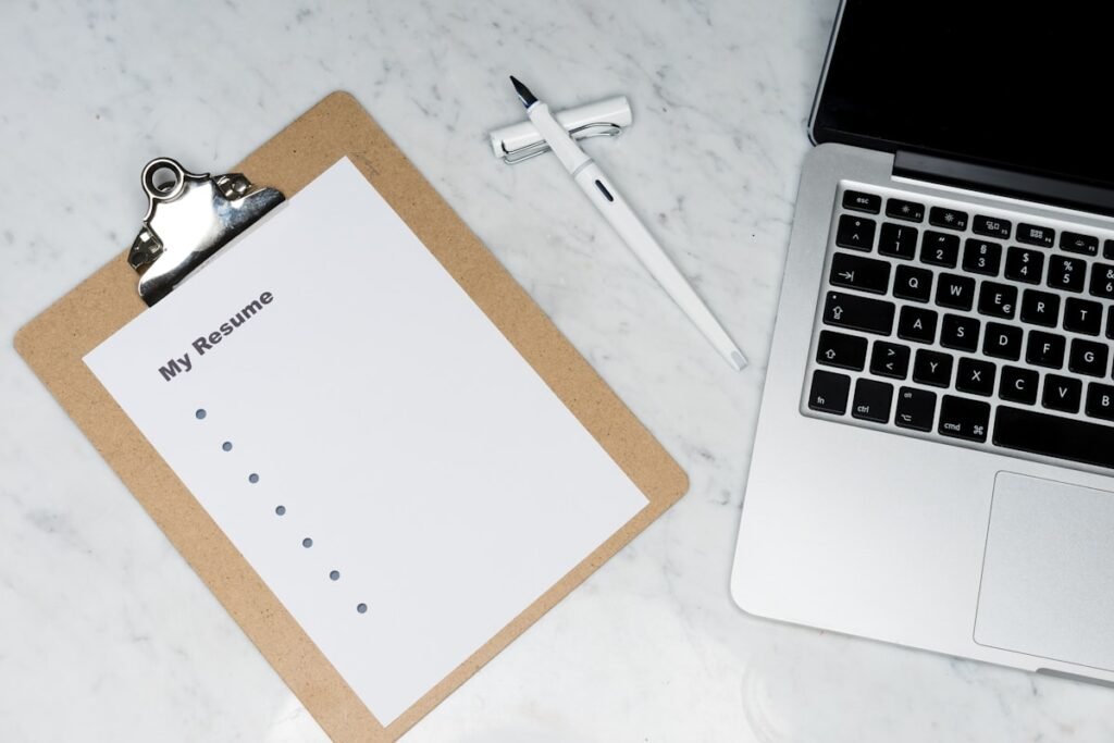 Bureau avec documents et ordinateur pour rédiger un CV